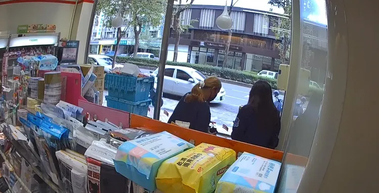 李女面交付款給假冒投顧專員的高女。民眾提供