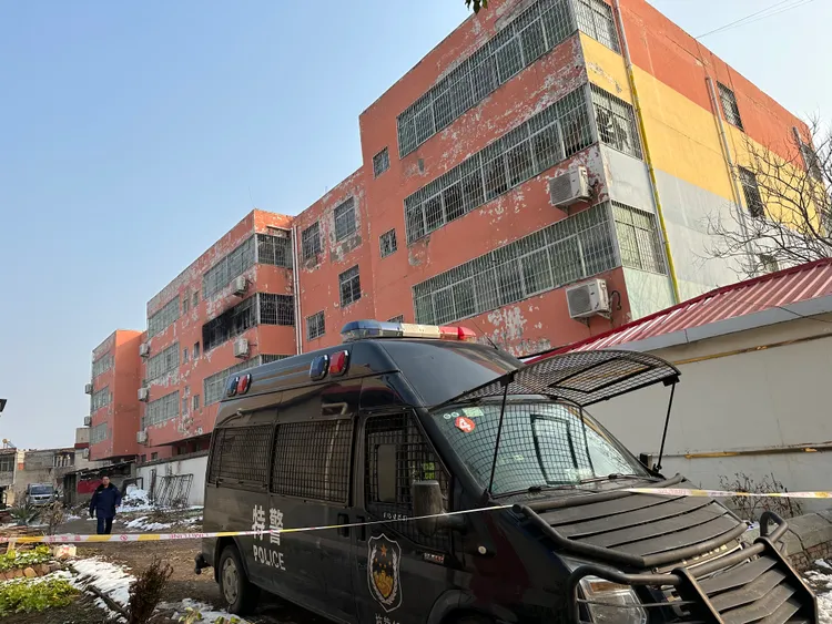 河南省方城縣「英才學校」大火後建物外部焦黑。新華社