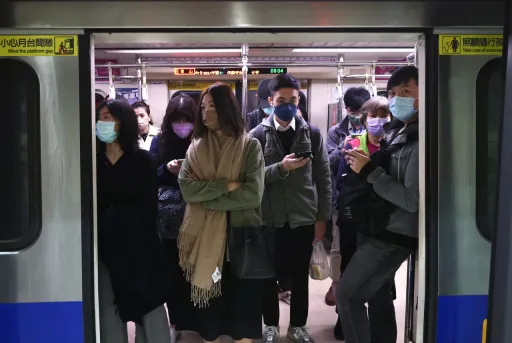 台灣妹子被中國大媽狂擠！慘被扯髮壓地上　捷運警察出手了