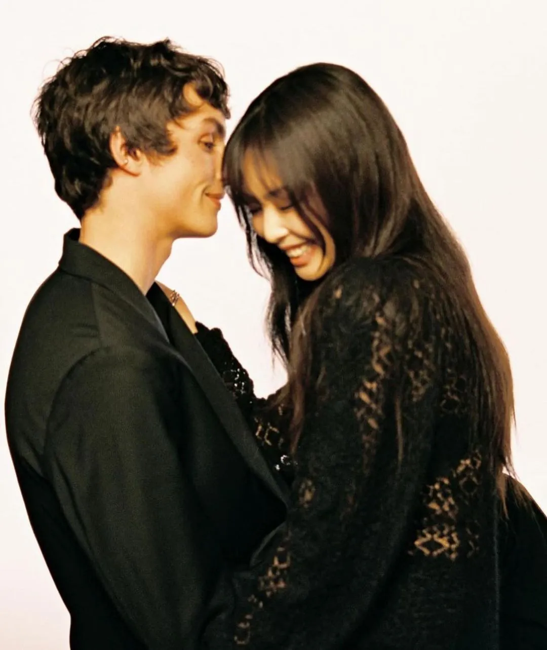 Jennie（右）和男模亲暱灿笑肢体接触。翻摄harpersbazzarhk IG