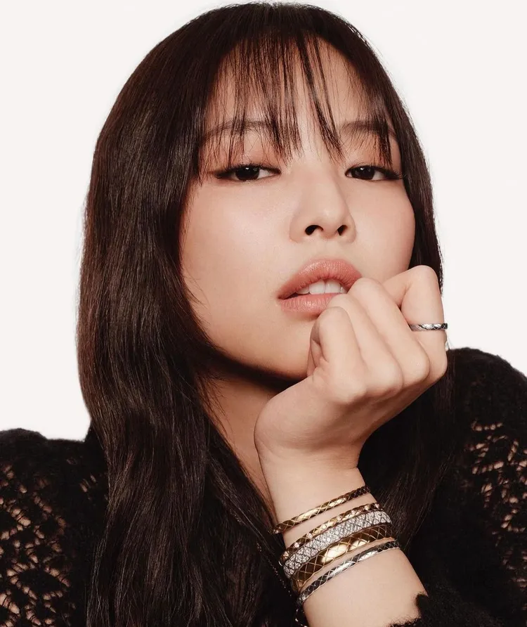 Jennie為香奈兒珠寶拍攝的全新美照。翻攝harpersbazzarhk IG
