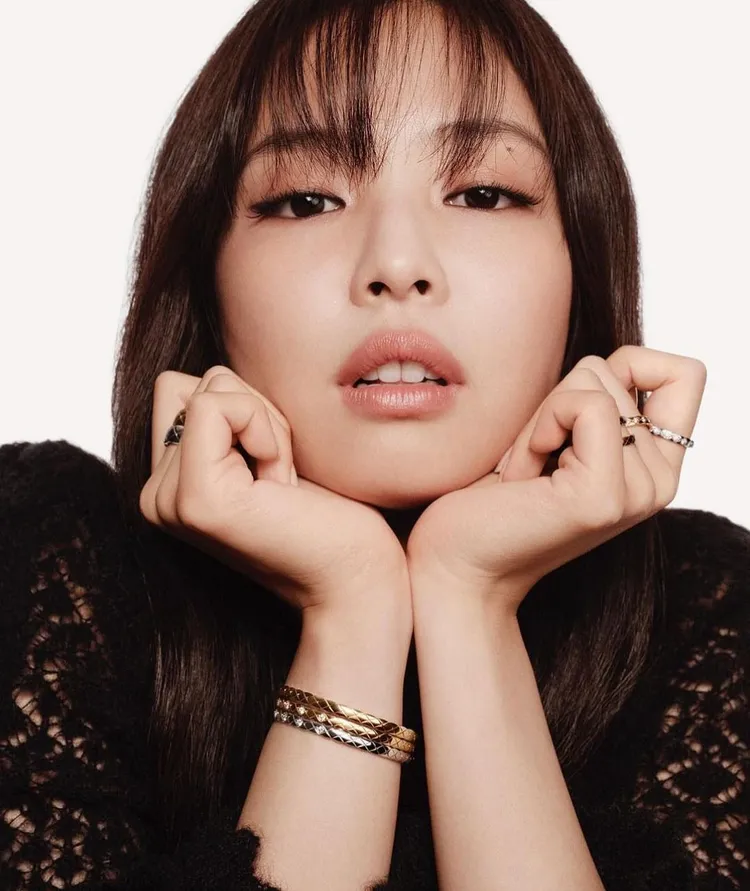Jennie為香奈兒珠寶拍攝的全新美照。翻攝harpersbazzarhk IG