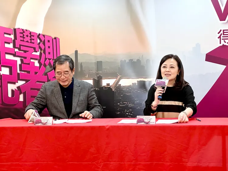 得勝者文教舉行解題記者會，左為建中退休老師林明進，右為補教老師陳怡樺。王良博攝