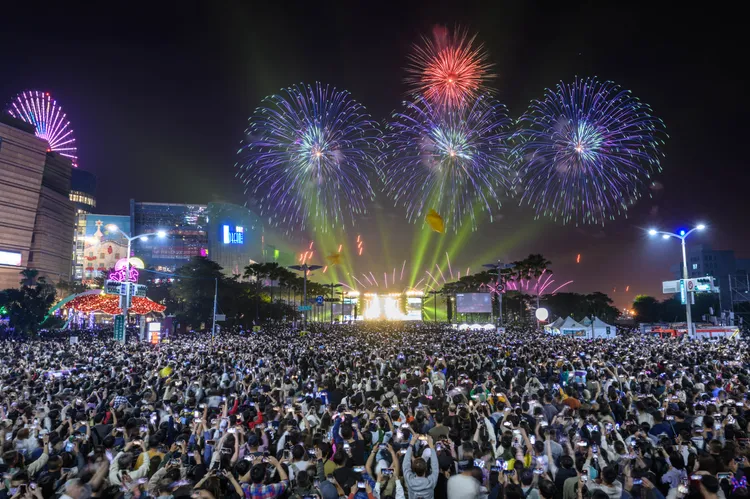 高雄2024年跨年晚會吸引34萬人潮。市府提供