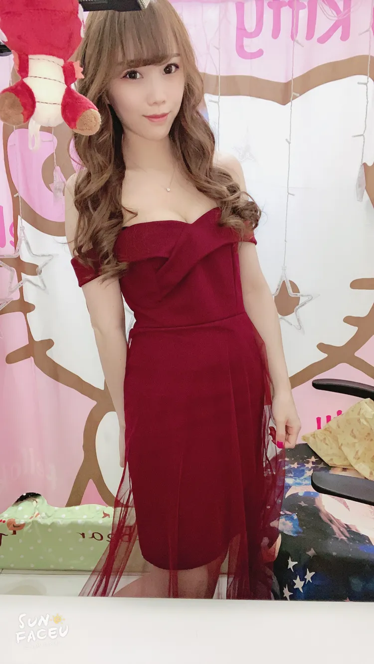 小茉莉的直播時間在晚上10點之後，歡迎大家一起來跟她唱歌聊天喔！