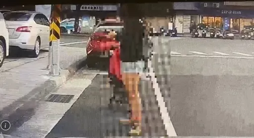 人妻推嬰兒車「人肉佔車位」被趕比中指　女車主怒提告公然侮辱