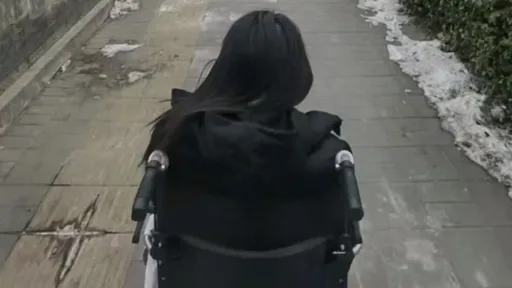 同學「抽椅子惡作劇」女大生摔斷骨 她報警竟被父母斷絕關係