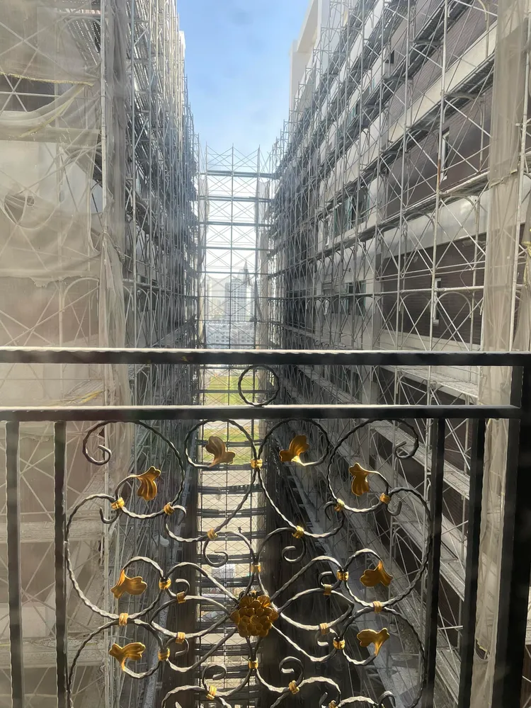 在都會區或者重劃區，因為建築蓋得相當密集，棟距又狹小，容易造成「天斬煞」。翻攝《買房知識家 A你的Q》社團