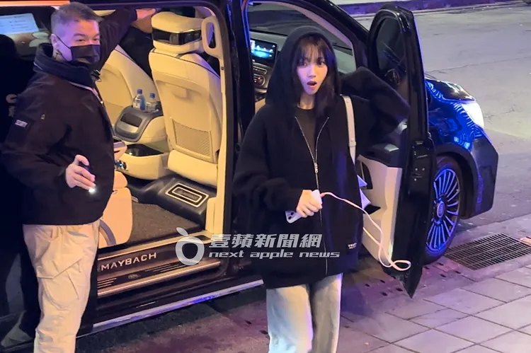 aespa隊長Karina穿著帽T，拿著正在充電的手機跳下車，見到粉絲吶喊露出驚訝表情。特勤中心攝