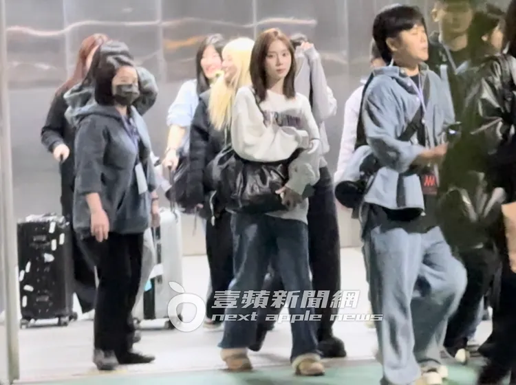 韓團aespa成員Winter走在前頭，一旁的中國團員Ningning則用手遮臉，模樣十分可愛。特勤中心攝