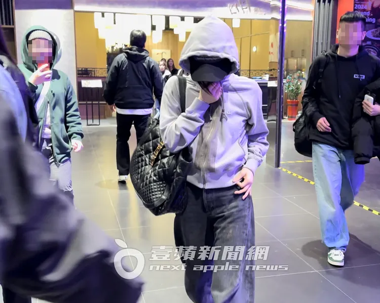 aespa中國成員Ningning慶功宴結束，壓低帽簷遮著臉離開KiKi餐廳。特勤中心攝