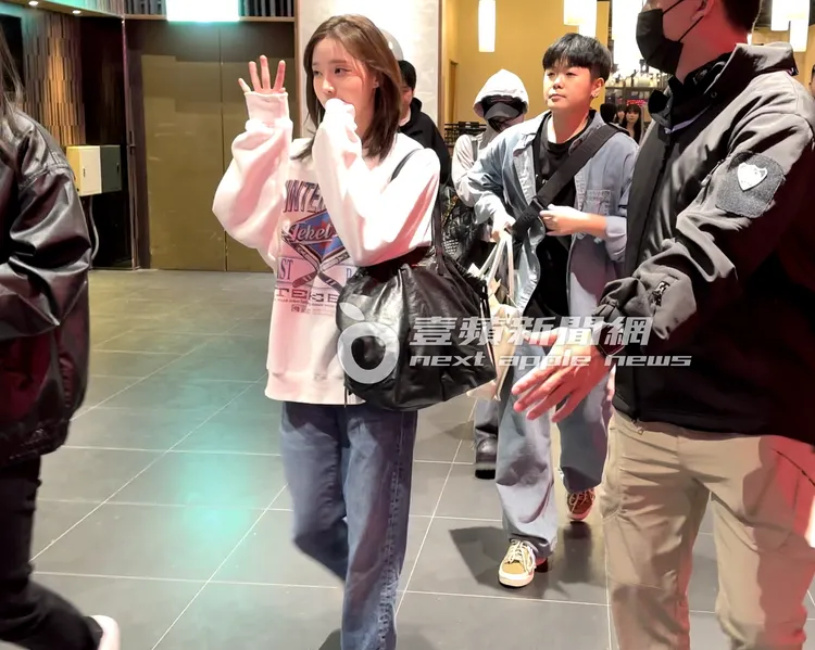 慶功宴結束，aespa成員Winter親切揮手跟粉絲打招呼，Ningning依舊戴著帽子摀住臉離開。特勤中心攝