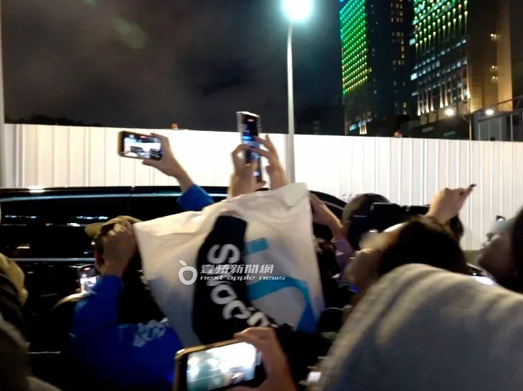 韓國大勢女團aespa結束2場簽售會，大批粉絲將台北生技園區車道口包圍。特勤中心攝