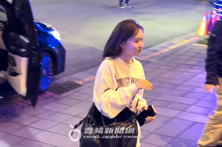 aespa成員Winter下車抵達ATT4FUN慶功宴，表情十分開心。特勤中心攝