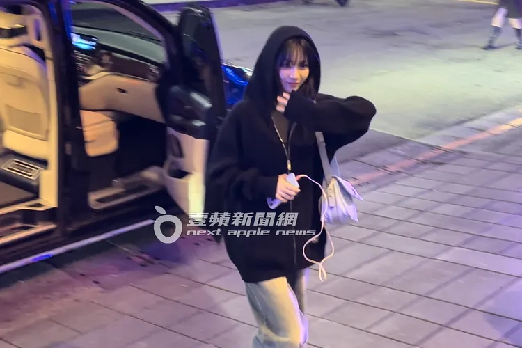 隊長Karina拿著在充電的手機下車，開心揮手小跑步進場。特勤中心攝