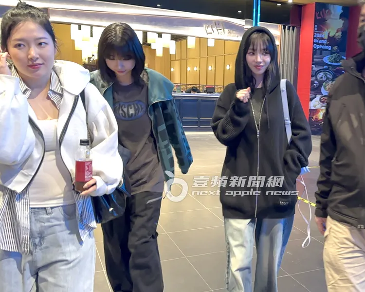 韓團aespa隊長Karina（右）與團員首度來台。特勤中心攝