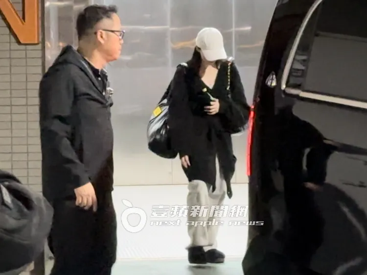韓團aespa的日籍成員Giselle，因身體不適率先搭電梯下樓，壓低帽簷低調上車。特勤中心攝
