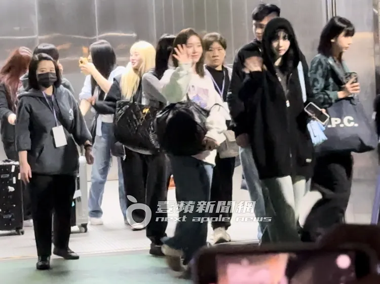 aespa隊長「人間AI」Karina（右二）和Winter聽見粉絲呼喊，一起開心揮手。特勤中心攝