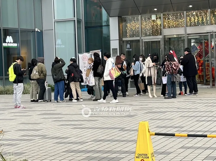 韓團aespa首度來台舉辦簽售會，會場外聚集大批粉絲守候。特勤中心攝