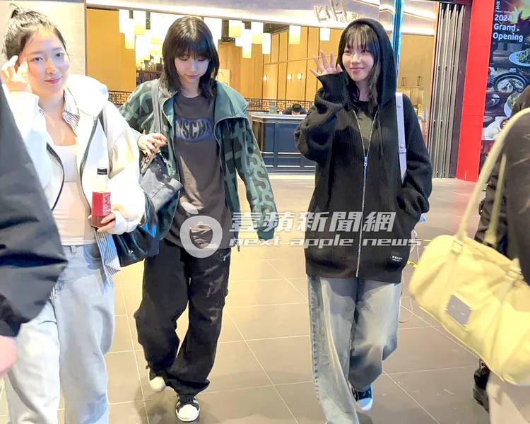 aespa「人間AI」Karina（右）與舞群離開KiKi餐廳，親切和粉絲揮手。特勤中心攝