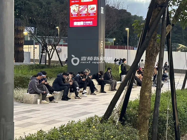 大批粉絲在車道口守候，只為一睹aespa女團風采。特勤中心攝