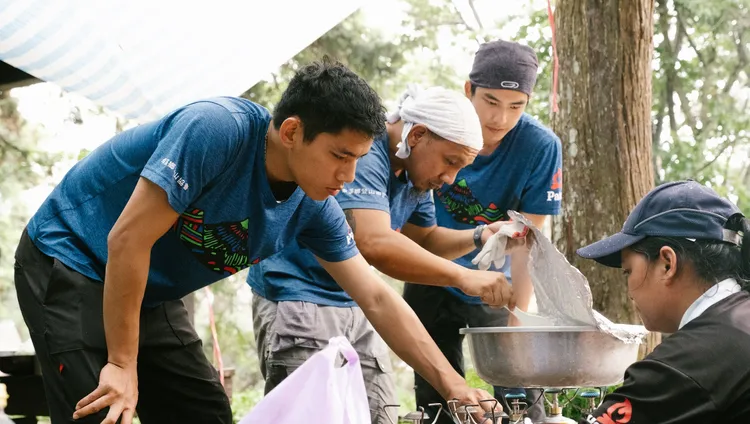 朱軒洋（左一）、曾敬驊（左三）前往花蓮擔任山林協作員。八大提供