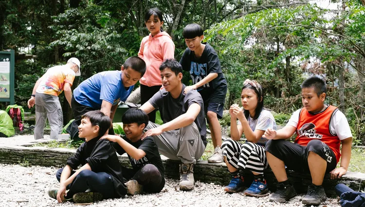 朱軒洋（左）挑戰「高山協作」工作，帶著小朋友們走進山林，過程險些崩潰。八大提供