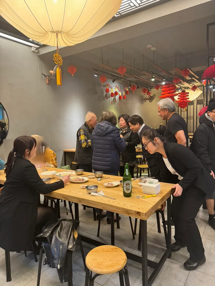 黃仁勳周末帶父母光顧阿萬鵝肉。翻攝阿萬鵝肉臉書