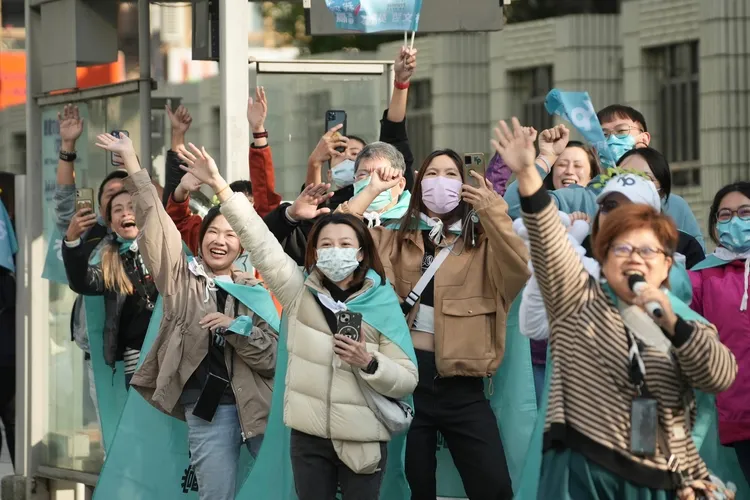 民眾路邊歡迎柯文哲。民眾黨提供