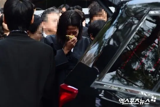 田慧振上月29日送李善均最後一程，哭到崩潰。翻攝xportsnews