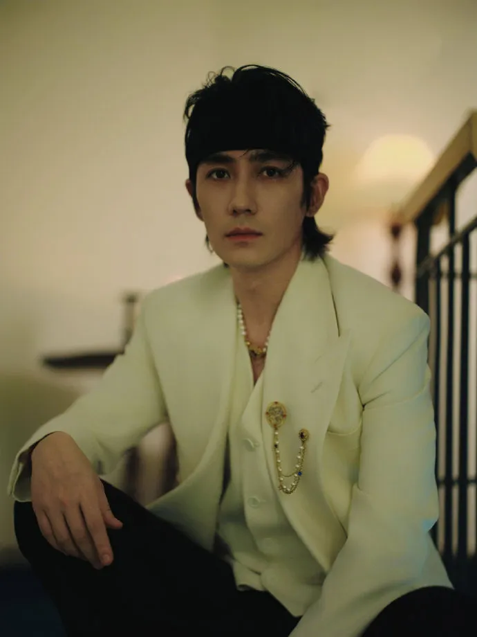 朱一龍因拍電影額頭受傷縫針，戴髮帶出席「微博之夜」。翻攝朱一龍工作室微博