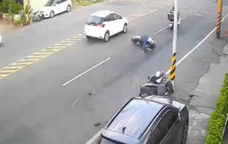兩機車擦撞。桃園警分局提供