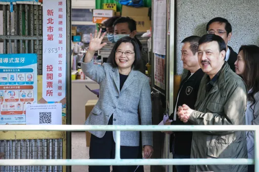 蔡英文投票了！呼籲大家趕快出門投票　笑提醒「記得帶身分證、印章」