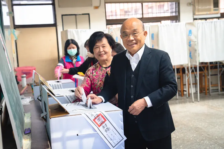 蘇貞昌與妻子詹秀齡完成投票。蘇辦提供