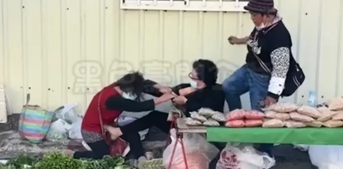 超派大媽！路邊扯髮拉衣不聽勸。翻攝《記者爆料網》
