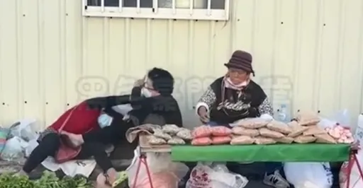 超派大媽！路邊扯髮拉衣不聽勸　疑擺攤爭地大打出手