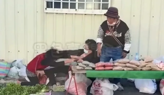 超派大媽！路邊扯髮拉衣不聽勸。翻攝《記者爆料網》