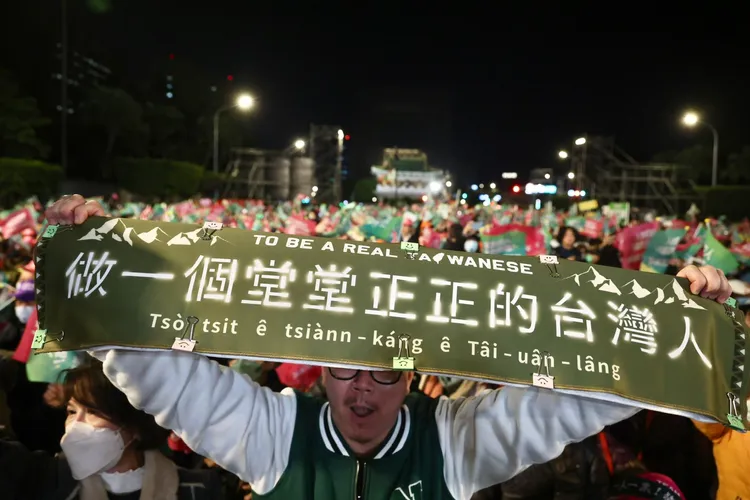 現場有熱情民眾高舉標語。林林攝