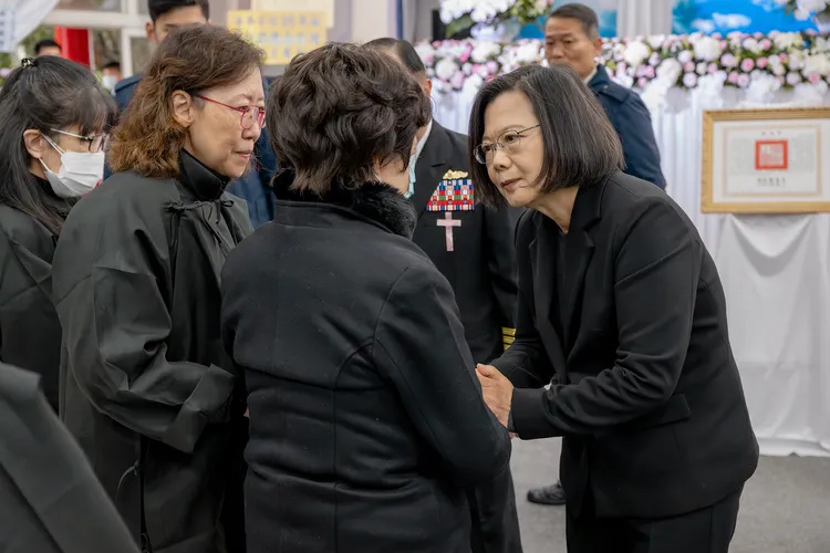 蔡英文向劉和謙家屬致哀。府提供