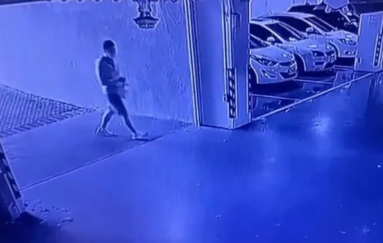 廖男步行進入停車場。龜山警分局提供