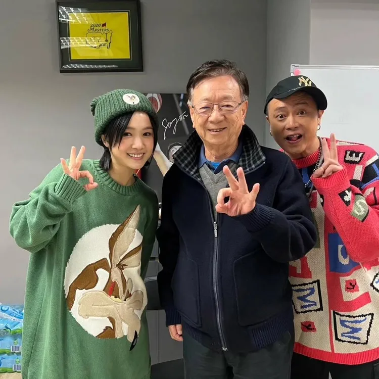 彈頭日前帶阿姨跟聯華電子榮譽副董事長宣明智合影。美秀創意提供