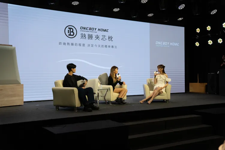 羽球職業運動員小牛老師(左)與外科唐醫師(中)也受邀到記者會現場 分享夾芯枕帶給他們更好的睡眠品質。