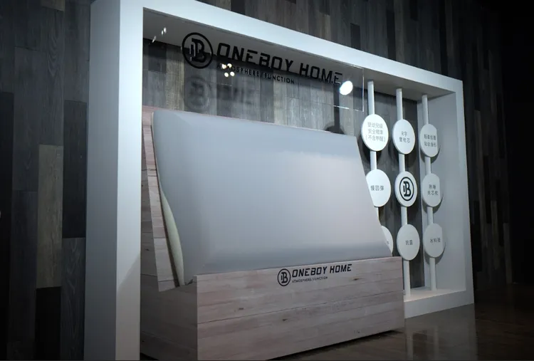 三倍大的熟睡夾芯枕側面可清楚看見Ｒ字雙芯材質，現場直擊超壯觀！