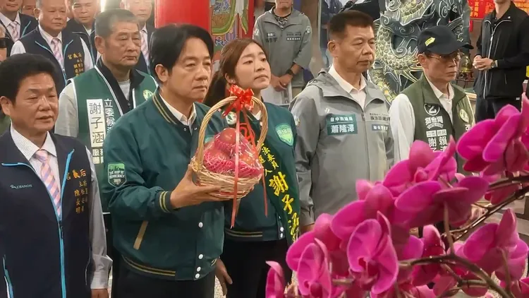 賴清德陪同謝子涵參香，呼籲鄉親支持在地傑出子弟。謝子涵競總提供