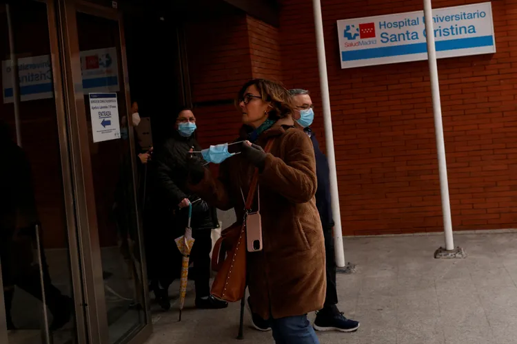 西班牙新冠和流感病例暴增，10日宣布進出醫院等醫療場所都必須戴口罩。路透社