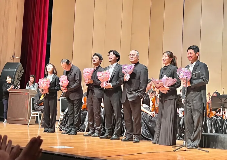 演奏會結束後，8校樂團指揮一起謝幕。讀者提供