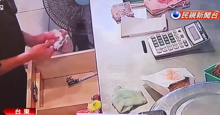 負責收銀的楊女，會把千元大鈔往抽屜深處丟，或夾藏在餐盤間，趁沒人注意再偷走。翻攝民視新聞