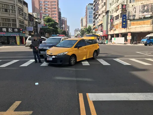 小黃左轉撞飛行穿線路人　運將慘了！挨罰7200元起跳、吊照1年