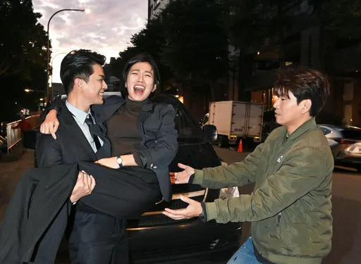 米可白染流感燒39.4度躺著賺　2男主角來回奔波喘死了