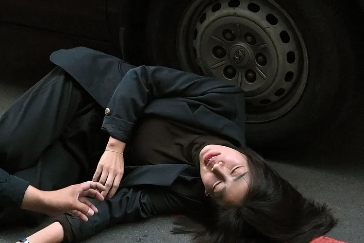 米可白流感康復之後緊接著演出綁架戲。台視提供